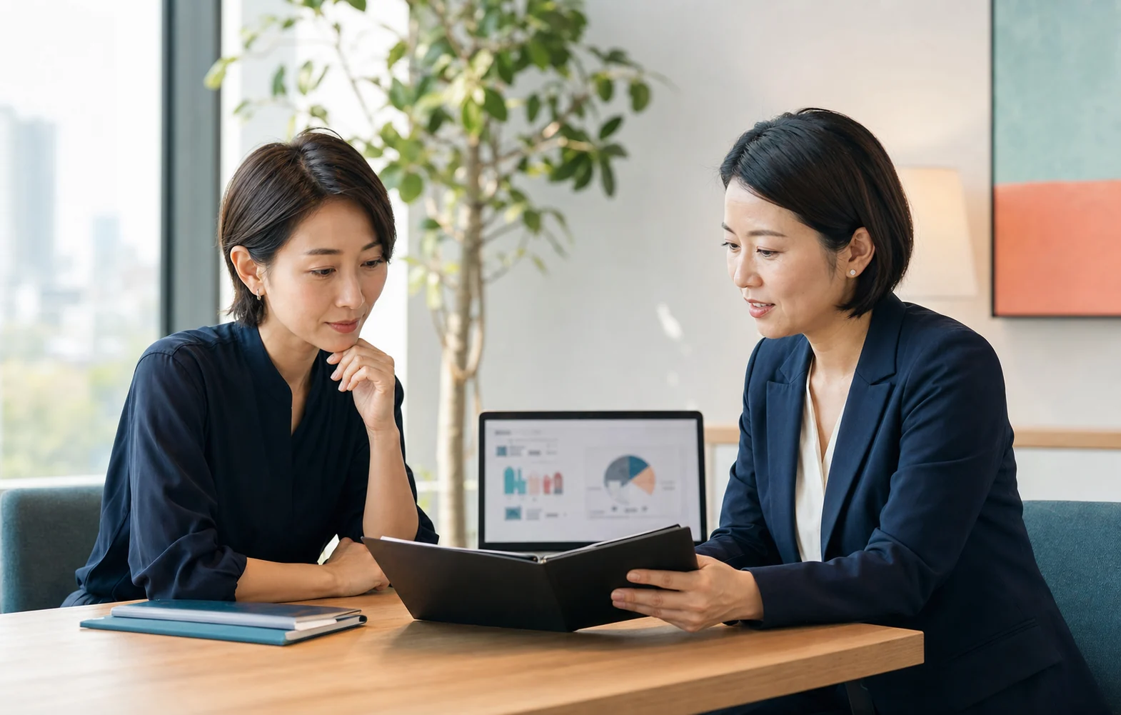 SNS事業の譲渡について秘密保持のもと相談する経営者とM&Aアドバイザー